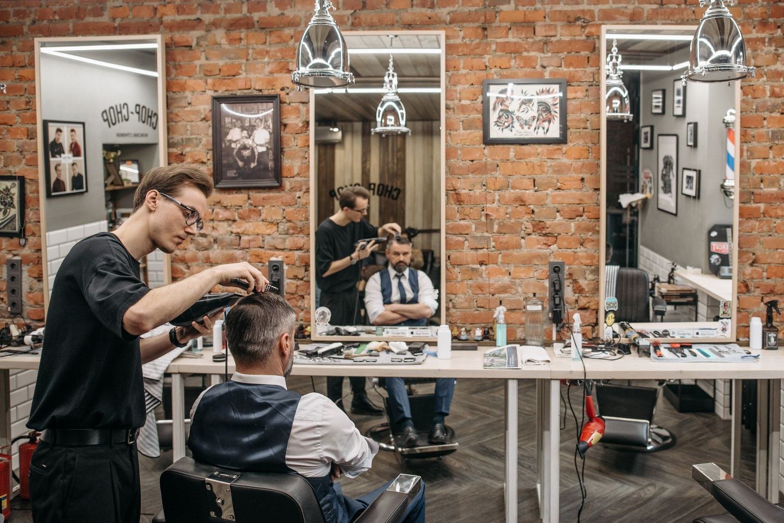 Barbero cortando el cabello a un cliente